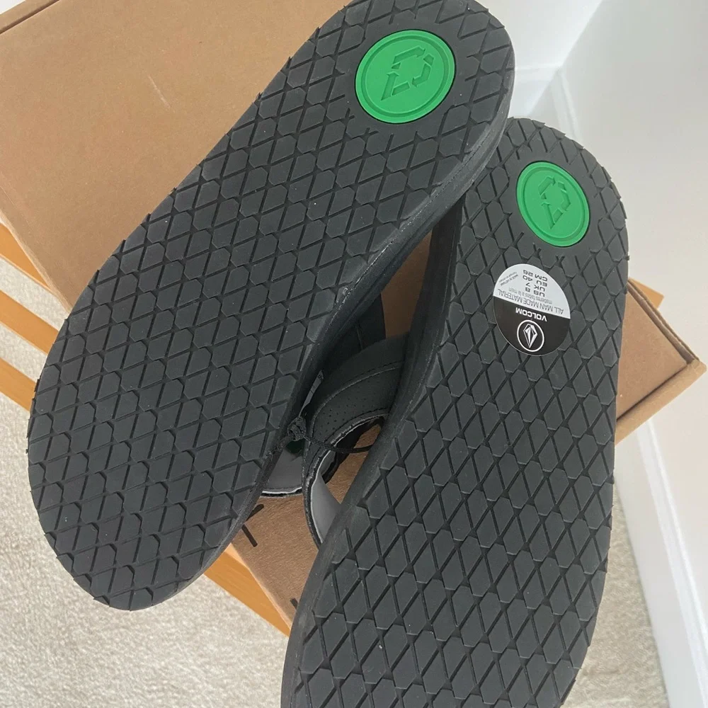 VOLCOM Recliner Flip Flops Size 8